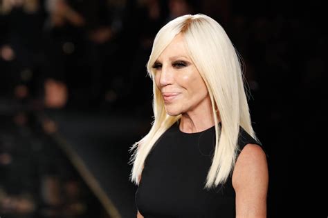 perche donatella versace si e ridotta cosi|Versace news: intervista a Donatella Versace alla vigilia della sfilata.